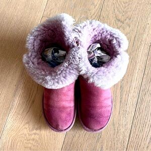 Women Ugg berry color style boots